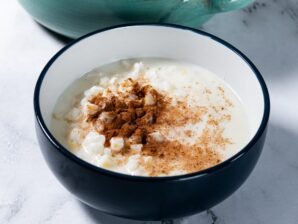 Traditional Brazilian mungunzá dessert served with a sprinkle of ground cinnamon.